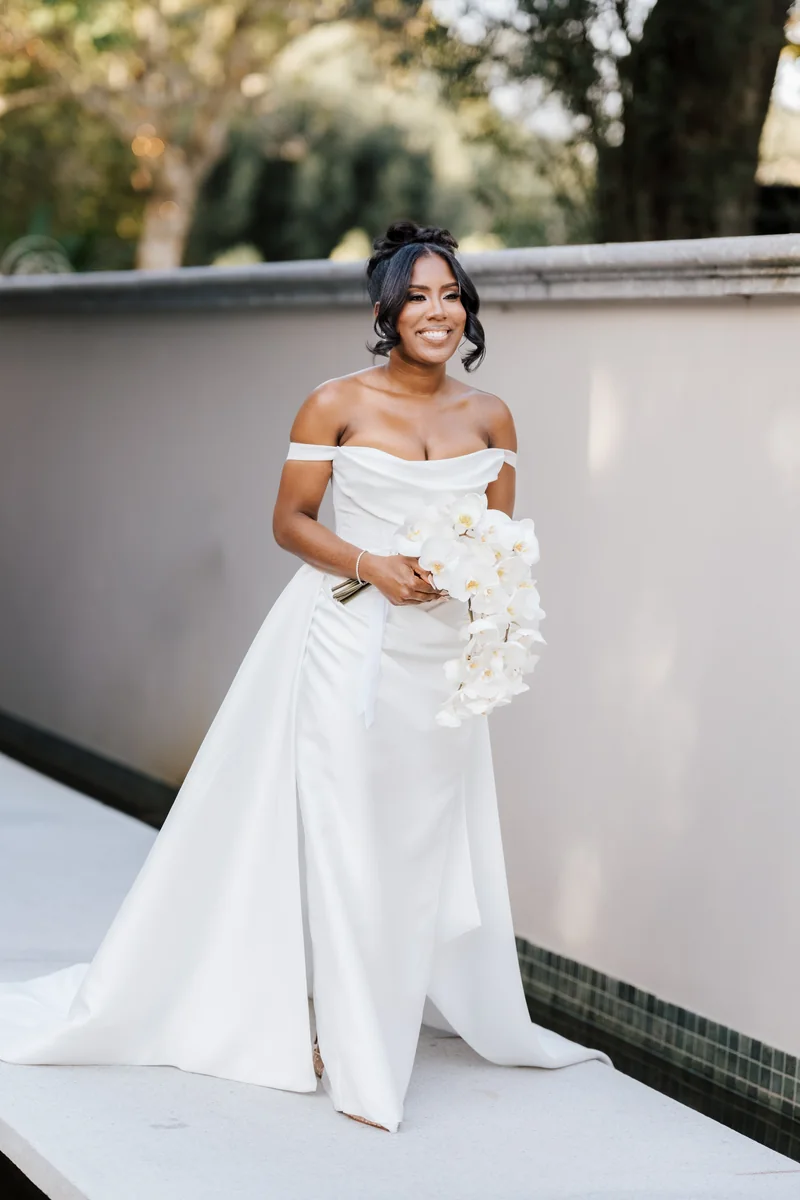 Jalin holding her bridal bouquet